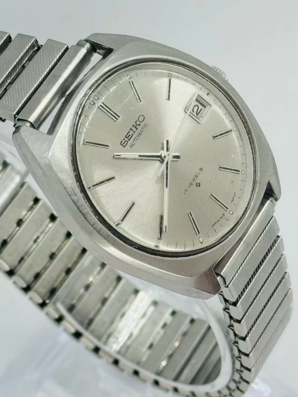 Vintage Seiko Men’s Automatic 17 Jewels Date 36mm Silver Dial Stretch Band Runs